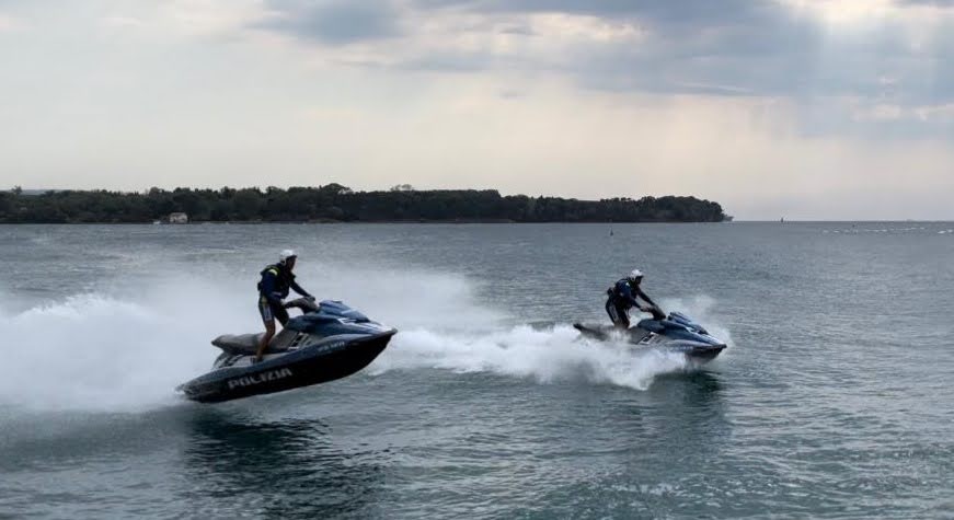 Anziano alla deriva, soccorso dalle moto d'acqua al largo di Duino